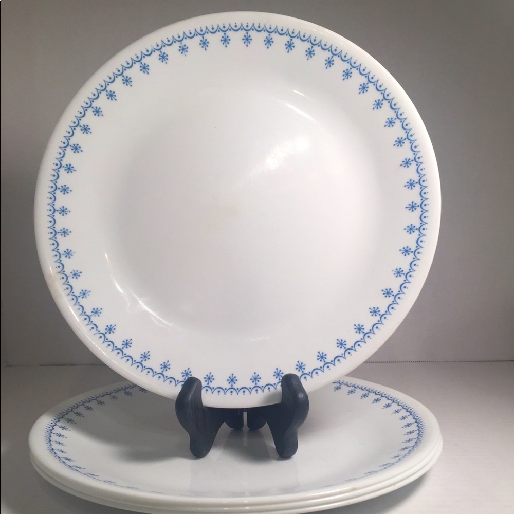 COPY - COPY - Blue Snowflake Corelle Ware 4 Dinne…